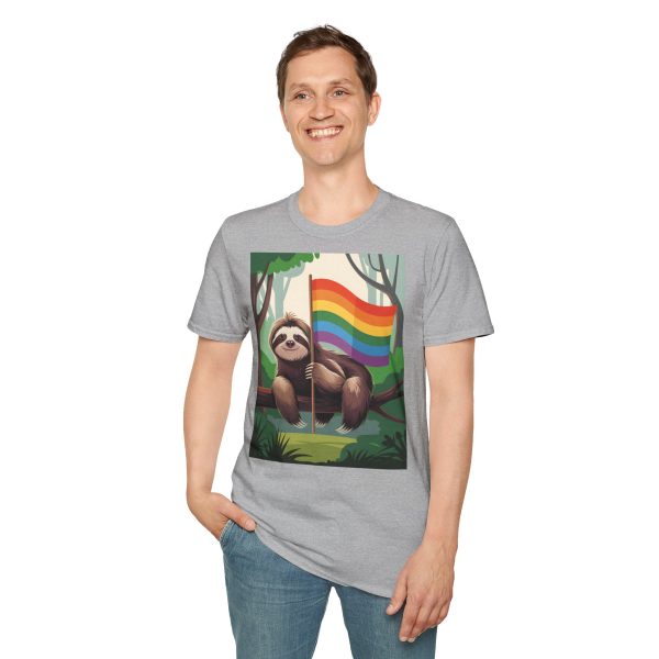 Tshirt Drapeau LGBT paresseux assis sur un arbre tenant un drapeau arc-en-ciel design décontracté et coloré pour fierté LGBTQ+ shirt t-shirt - Image 31