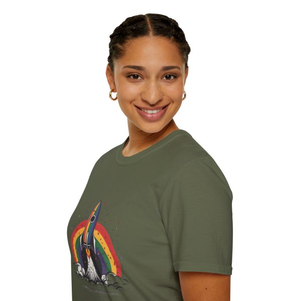 Tshirt LGBT+ fusée avec arc-en-ciel en arrière-plan design futuriste et coloré pour fierté et soutien à la communauté LGBTQ+ shirt t-shirt - Image 69