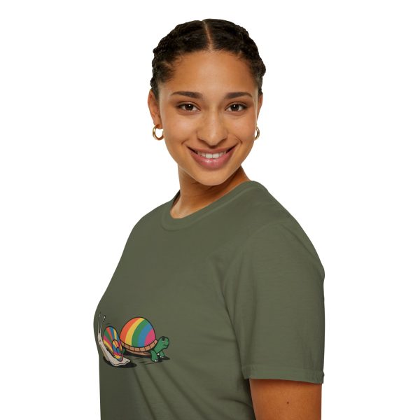 Tshirt LGBT+ deux escargots assis l'un à côté de l'autre design mignon et coloré pour célébrer l'amour et la diversité LGBTQ+ shirt t-shirt - Image 69