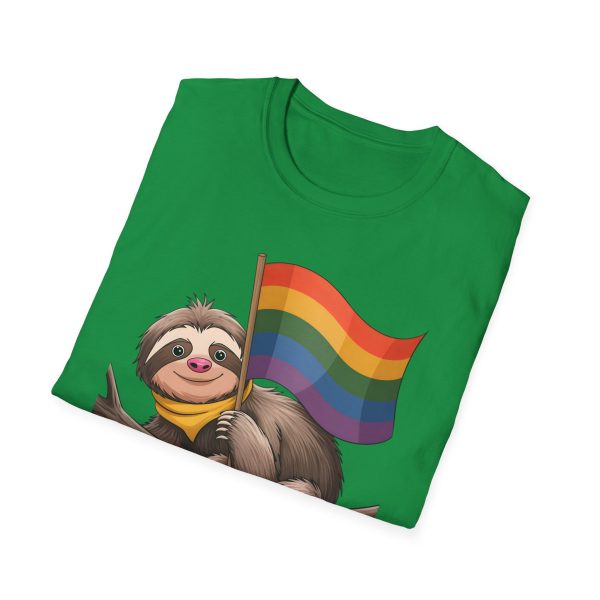 Tshirt Drapeau LGBT paresseux tenant un drapeau arc-en-ciel sur une branche design amusant pour soutien et sensibilisation LGBTQ+ t-shirt - Image 88