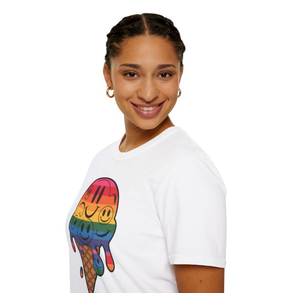 Tshirt LGBT+ cônes de glace avec visages souriants design amusant et mignon pour sensibilisation à la diversité et inclusion LGBTQ+ t-shirt - Image 21