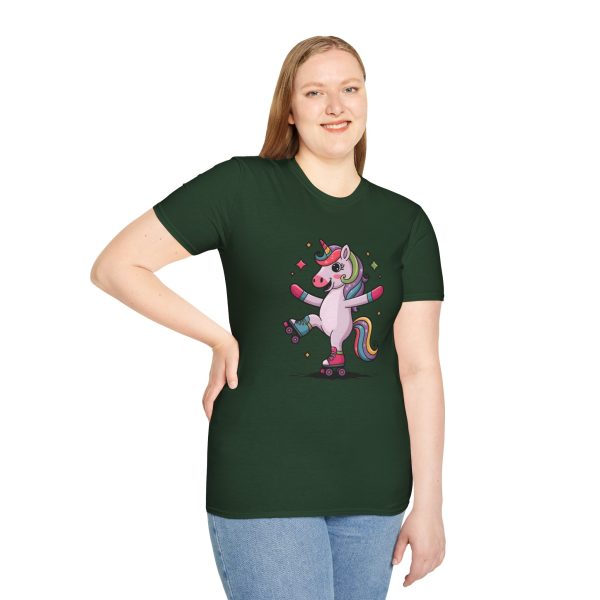 Tshirt LGBTQ+ licorne en skateboard sur fond noir design cool et coloré pour soutien à la fierté et diversité de la communauté LGBT+ t-shirt - Image 77