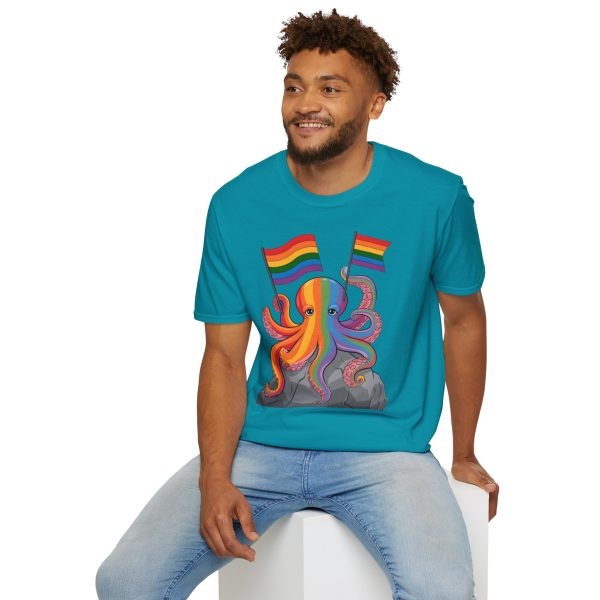 Tshirt LGBTQ+ pieuvre tenant un drapeau arc-en-ciel sur un rocher design vibrant et stylé pour sensibilisation et inclusion LGBTQ+ t-shirt - Image 108