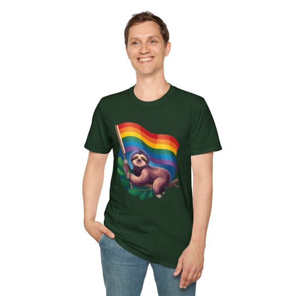 Tshirt Drapeau LGBT paresseux tenant un drapeau arc-en-ciel design amusant et mignon pour sensibilisation et inclusion LGBTQ+ shirt t-shirt - Image 79