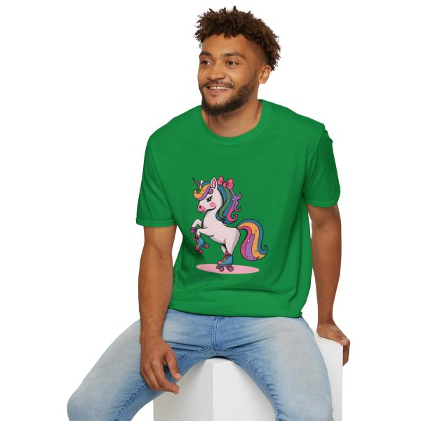 Tshirt Drapeau LGBT licorne sur un skateboard sur fond noir design vibrant et stylé pour sensibilisation à la diversité LGBTQ+ shirt t-shirt - Image 96