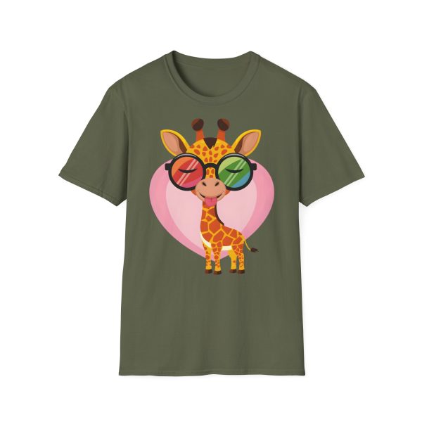 Tshirt LGBT+ girafe avec lunettes et coeur illustration colorée et amusante pour sensibilisation et soutien LGBTQ+ shirt t-shirt - Image 61