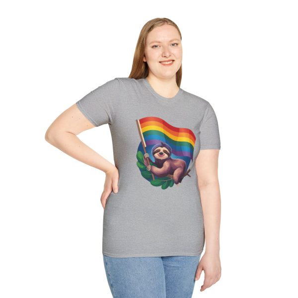 Tshirt Drapeau LGBT paresseux tenant un drapeau arc-en-ciel design amusant et mignon pour sensibilisation et inclusion LGBTQ+ shirt t-shirt - Image 29