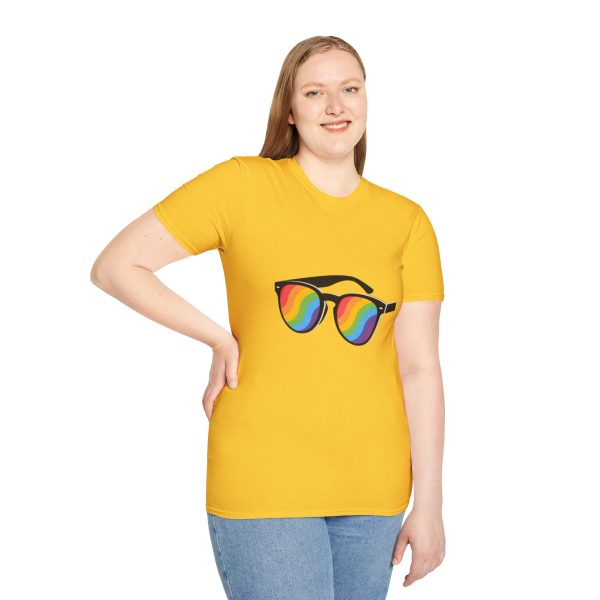 Tshirt LGBT+ lunettes de soleil arc-en-ciel sur fond noir design éclatant pour célébrer la fierté et diversité LGBTQ+ shirt t-shirt - Image 53