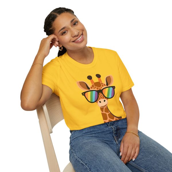 Tshirt LGBT+ girafe avec lunettes de soleil et rayure arc-en-ciel design humoristique et stylé pour fierté et soutien LGBTQ+ shirt t-shirt - Image 58