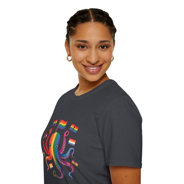 Tshirt Drapeau LGBT pieuvre tenant un drapeau arc-en-ciel et d'autres drapeaux design coloré et amusant pour célébrer LGBTQ+ shirt t-shirt - Image 9