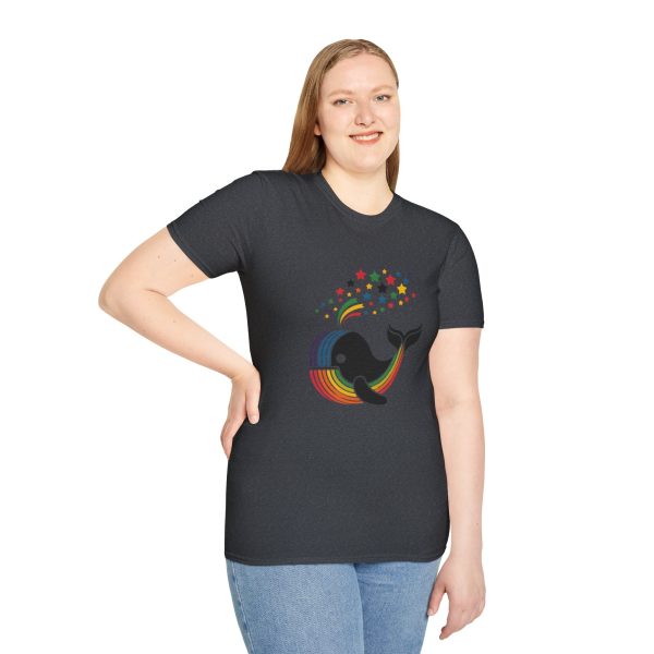 Tshirt LGBT+ baleine sautant hors d'un arc-en-ciel design magique et coloré pour célébrer la fierté et diversité LGBTQ+ shirt t-shirt - Image 5