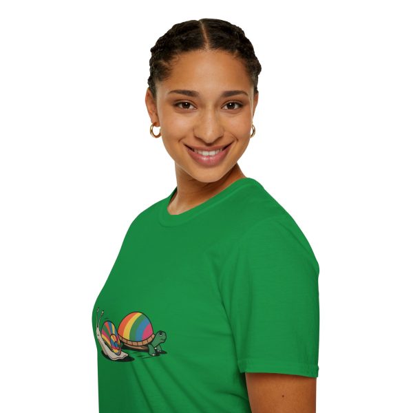 Tshirt LGBT+ deux escargots assis l'un à côté de l'autre design mignon et coloré pour célébrer l'amour et la diversité LGBTQ+ shirt t-shirt - Image 93