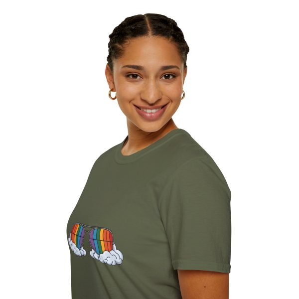 Tshirt LGBTQ+ lunettes de soleil arc-en-ciel avec nuages sur fond noir design stylé et éclatant pour célébrer la diversité LGBTQ+ t-shirt - Image 69