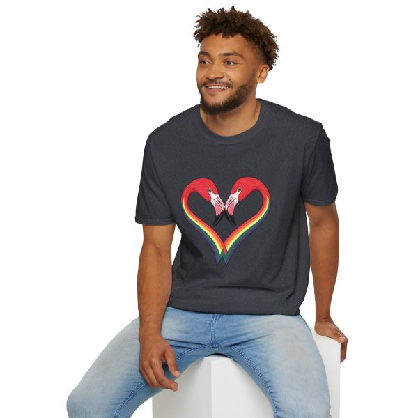 Tshirt LGBT+ flamants roses formant un coeur design symbolique pour célébration de l'amour et fierté LGBTQ+ et diversité shirt t-shirt - Image 12