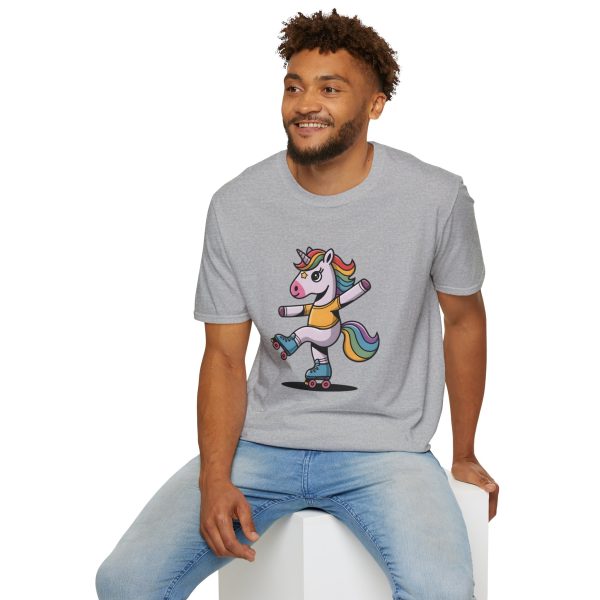 Tshirt Drapeau LGBT licorne sur un skateboard sur fond noir design amusant et coloré pour célébrer la diversité et la fierté LGBTQ+ t-shirt - Image 36