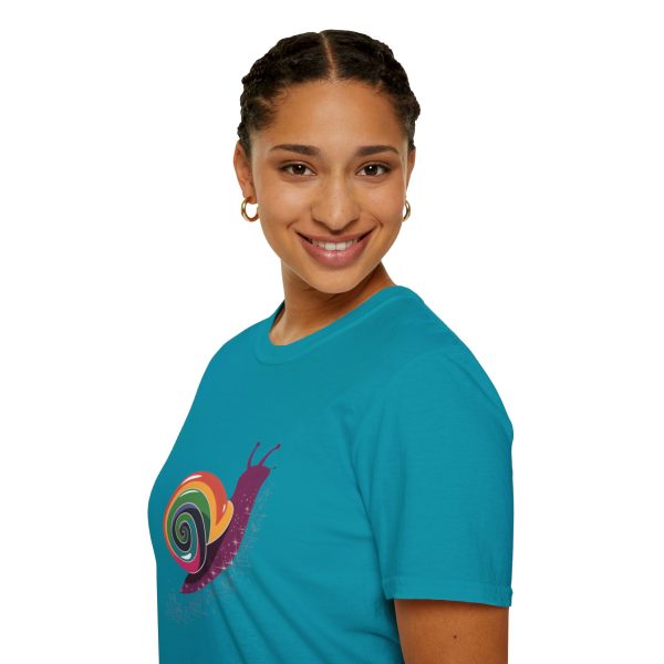 Tshirt Drapeau LGBT escargot assis sur un flocon de neige design mignon et coloré pour sensibilisation à la diversité LGBTQ+ shirt t-shirt - Image 105