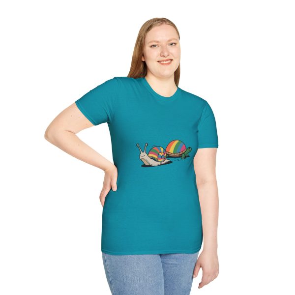 Tshirt LGBT+ deux escargots assis l'un à côté de l'autre design mignon et coloré pour célébrer l'amour et la diversité LGBTQ+ shirt t-shirt - Image 101