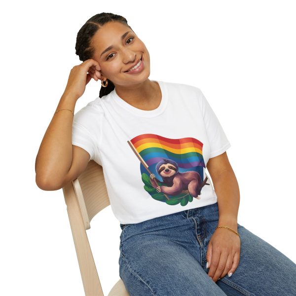 Tshirt Drapeau LGBT paresseux tenant un drapeau arc-en-ciel design amusant et mignon pour sensibilisation et inclusion LGBTQ+ shirt t-shirt - Image 22