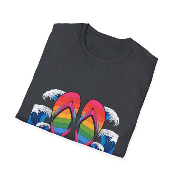 Tshirt LGBT+ tongs flottant dans l'eau design coloré et décontracté pour célébrer la fierté LGBTQ+ et l'amour universel shirt t-shirt - Image 4