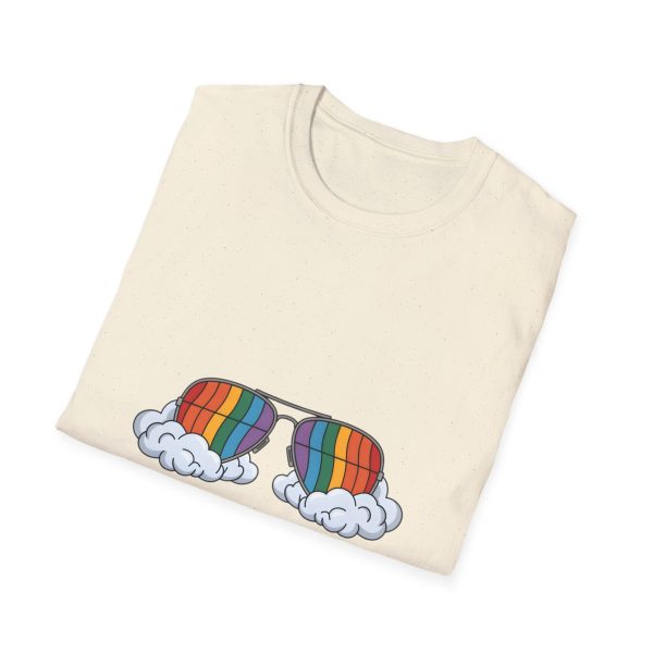 Tshirt LGBTQ+ lunettes de soleil arc-en-ciel avec nuages sur fond noir design stylé et éclatant pour célébrer la diversité LGBTQ+ t-shirt - Image 40