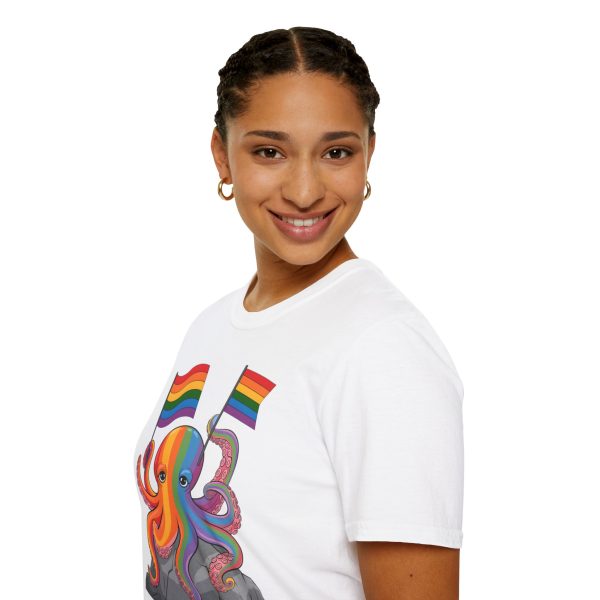 Tshirt LGBTQ+ pieuvre tenant un drapeau arc-en-ciel sur un rocher design vibrant et stylé pour sensibilisation et inclusion LGBTQ+ t-shirt - Image 21