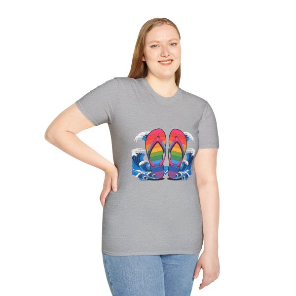 Tshirt LGBT+ tongs flottant dans l'eau design coloré et décontracté pour célébrer la fierté LGBTQ+ et l'amour universel shirt t-shirt - Image 29