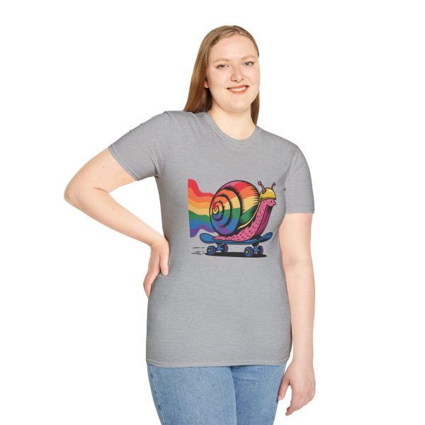 Tshirt LGBTQ+ escargot en skateboard avec fond arc-en-ciel design ludique et vibrant pour célébrer la fierté et inclusion LGBTQ+ t-shirt - Image 29