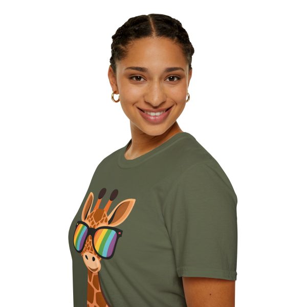 Tshirt LGBT+ girafe avec lunettes de soleil et rayure arc-en-ciel design humoristique et stylé pour fierté et soutien LGBTQ+ shirt t-shirt - Image 69