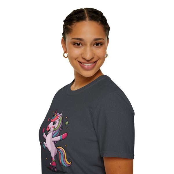 Tshirt LGBTQ+ licorne en skateboard sur fond noir design cool et coloré pour soutien à la fierté et diversité de la communauté LGBT+ t-shirt - Image 9