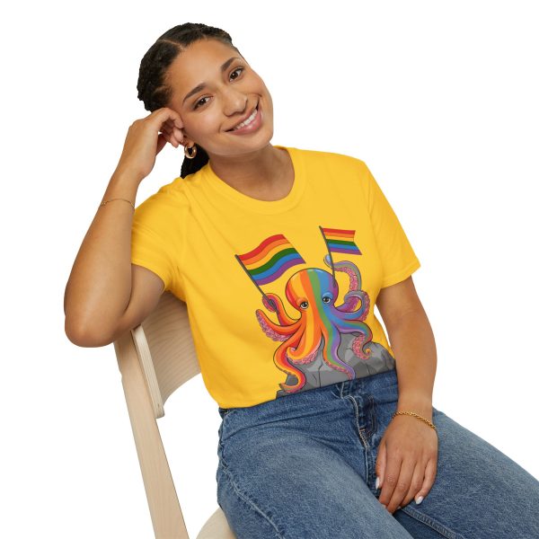 Tshirt LGBTQ+ pieuvre tenant un drapeau arc-en-ciel sur un rocher design vibrant et stylé pour sensibilisation et inclusion LGBTQ+ t-shirt - Image 58