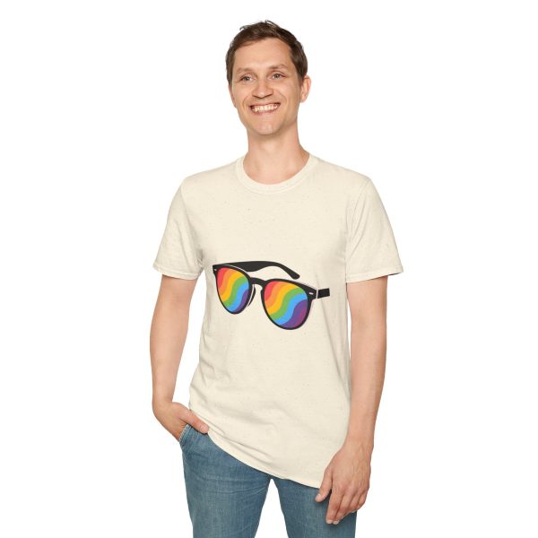 Tshirt LGBT+ lunettes de soleil arc-en-ciel sur fond noir design éclatant pour célébrer la fierté et diversité LGBTQ+ shirt t-shirt - Image 43