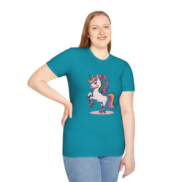 Tshirt Drapeau LGBT licorne sur un skateboard sur fond noir design vibrant et stylé pour sensibilisation à la diversité LGBTQ+ shirt t-shirt - Image 101