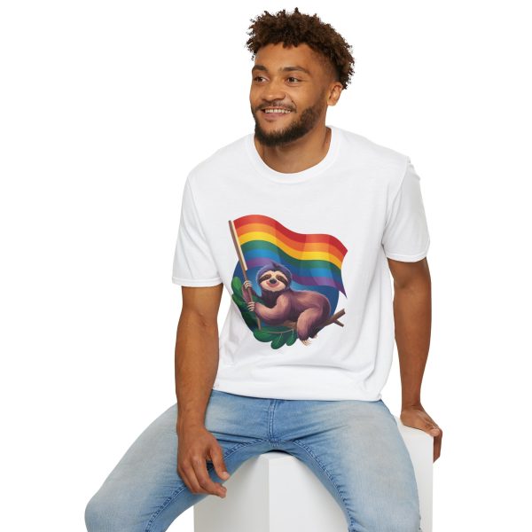 Tshirt Drapeau LGBT paresseux tenant un drapeau arc-en-ciel design amusant et mignon pour sensibilisation et inclusion LGBTQ+ shirt t-shirt - Image 24