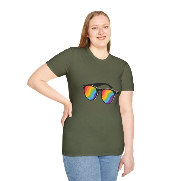 Tshirt LGBT+ lunettes de soleil arc-en-ciel sur fond noir design éclatant pour célébrer la fierté et diversité LGBTQ+ shirt t-shirt - Image 65