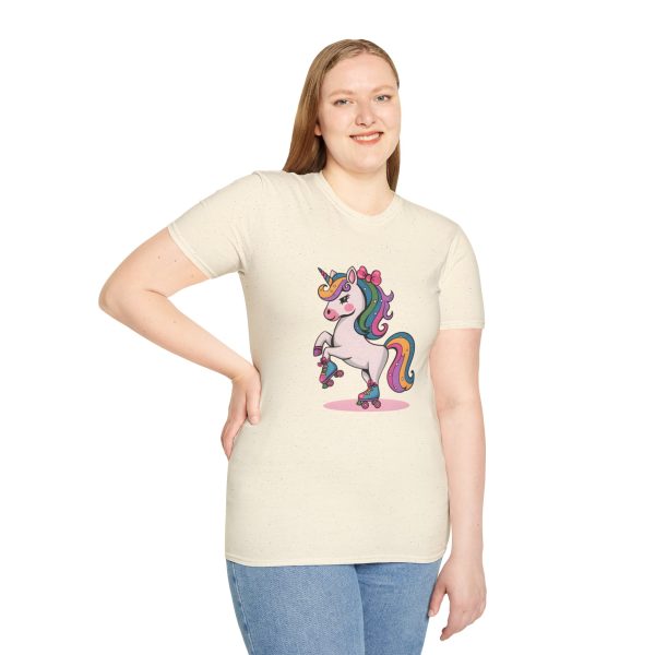 Tshirt Drapeau LGBT licorne sur un skateboard sur fond noir design vibrant et stylé pour sensibilisation à la diversité LGBTQ+ shirt t-shirt - Image 41