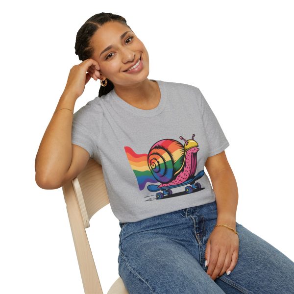 Tshirt LGBTQ+ escargot en skateboard avec fond arc-en-ciel design ludique et vibrant pour célébrer la fierté et inclusion LGBTQ+ t-shirt - Image 34