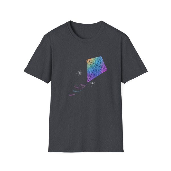 Tshirt Drapeau LGBT cerf-volant coloré volant dans la nuit design symbolique pour célébrer la liberté et la fierté LGBTQ+ shirt t-shirt