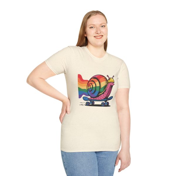 Tshirt LGBTQ+ escargot en skateboard avec fond arc-en-ciel design ludique et vibrant pour célébrer la fierté et inclusion LGBTQ+ t-shirt - Image 41