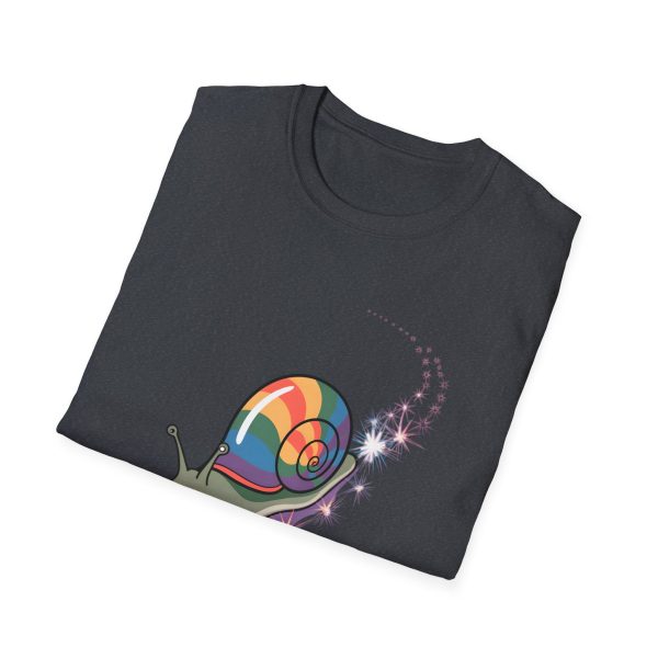 Tshirt LGBT+ escargot avec coquille colorée sur son dos design original et mignon pour célébrer la diversité et fierté LGBTQ+ shirt t-shirt - Image 4