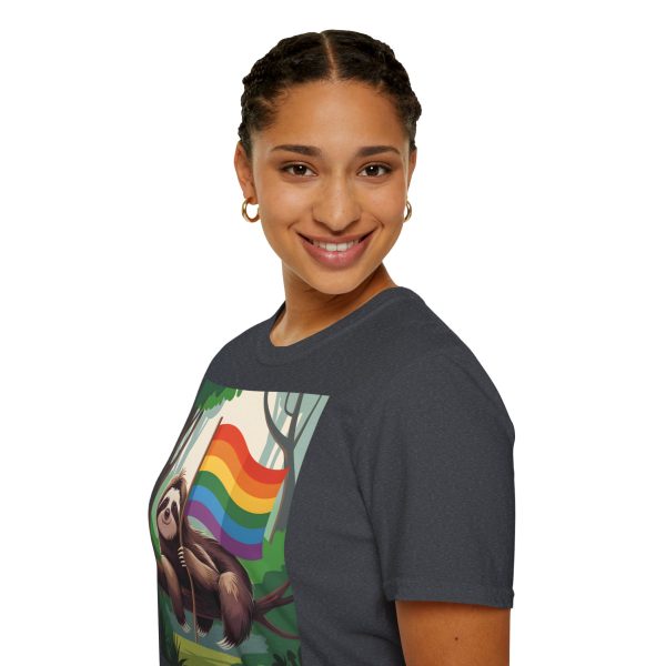 Tshirt Drapeau LGBT paresseux assis sur un arbre tenant un drapeau arc-en-ciel design décontracté et coloré pour fierté LGBTQ+ shirt t-shirt - Image 9