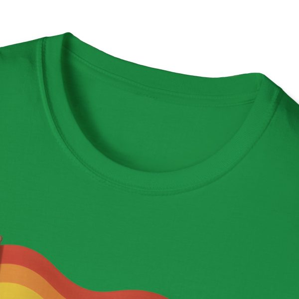 Tshirt Drapeau LGBT paresseux tenant un drapeau arc-en-ciel sur une branche design amusant et coloré pour sensibilisation LGBTQ+ t-shirt - Image 87