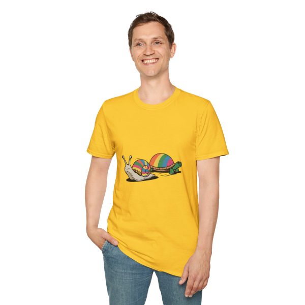 Tshirt LGBT+ deux escargots assis l'un à côté de l'autre design mignon et coloré pour célébrer l'amour et la diversité LGBTQ+ shirt t-shirt - Image 55