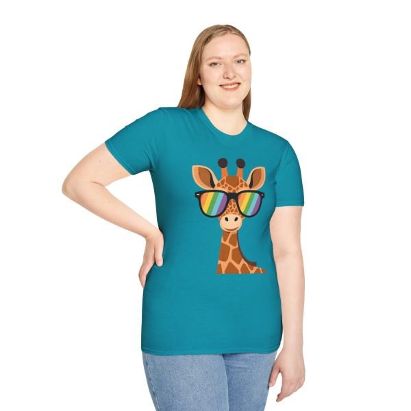 Tshirt LGBT+ girafe avec lunettes de soleil et rayure arc-en-ciel design humoristique et stylé pour fierté et soutien LGBTQ+ shirt t-shirt - Image 101