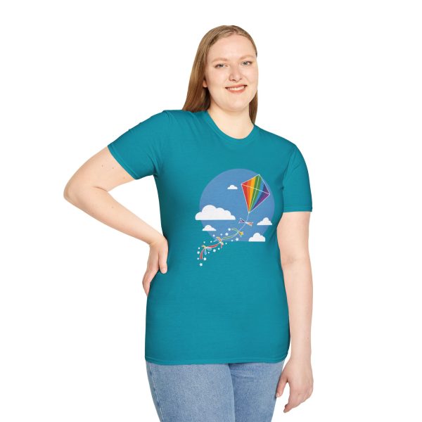 Tshirt LGBT+ cerf-volant avec queue arc-en-ciel volant dans le ciel design joyeux et coloré pour fierté LGBTQ+ shirt t-shirt - Image 101