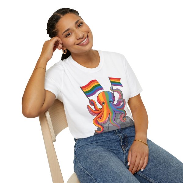 Tshirt LGBTQ+ pieuvre tenant un drapeau arc-en-ciel sur un rocher design vibrant et stylé pour sensibilisation et inclusion LGBTQ+ t-shirt - Image 22