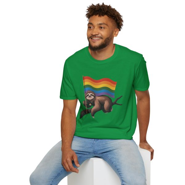 Tshirt Drapeau LGBT paresseux tenant un drapeau arc-en-ciel sur une branche design amusant et coloré pour sensibilisation LGBTQ+ t-shirt - Image 96