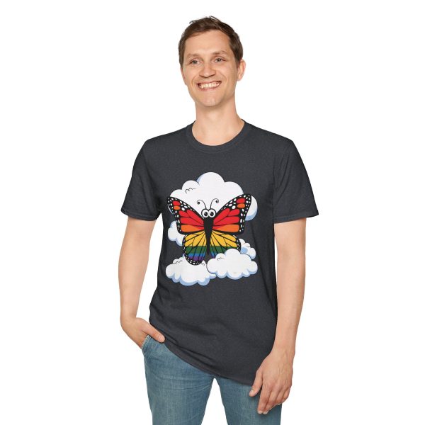 Tshirt Drapeau LGBT papillon assis sur un nuage dans le ciel design poétique et coloré pour sensibilisation et fierté LGBTQ+ shirt t-shirt - Image 7