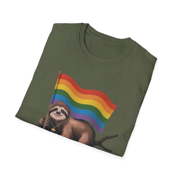 Tshirt Drapeau LGBT paresseux tenant un drapeau arc-en-ciel sur une branche design amusant et coloré pour sensibilisation LGBTQ+ t-shirt - Image 64