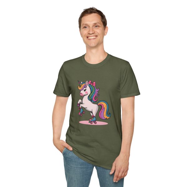 Tshirt Drapeau LGBT licorne sur un skateboard sur fond noir design vibrant et stylé pour sensibilisation à la diversité LGBTQ+ shirt t-shirt - Image 67