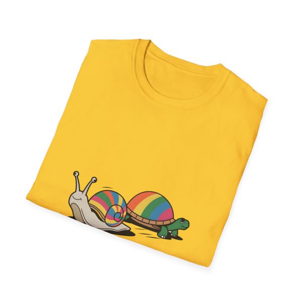 Tshirt LGBT+ deux escargots assis l'un à côté de l'autre design mignon et coloré pour célébrer l'amour et la diversité LGBTQ+ shirt t-shirt - Image 52